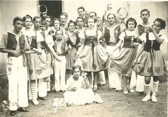 http://muspam.com.br/images/phocagallery/fotos_antigas/2290_bloco carnaval 1937.jpg